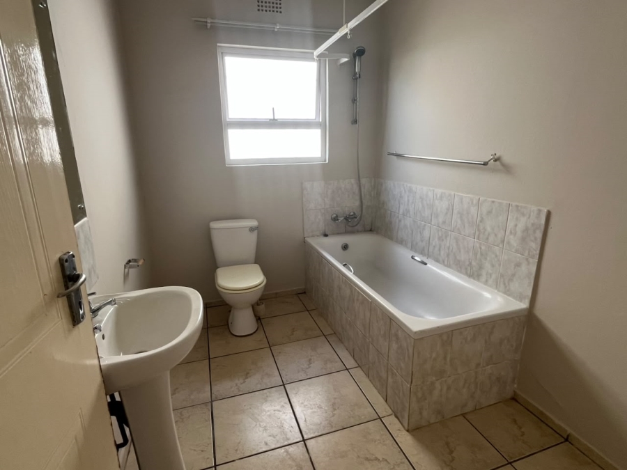 To Let 3 Bedroom Property for Rent in Southernwood Eastern Cape